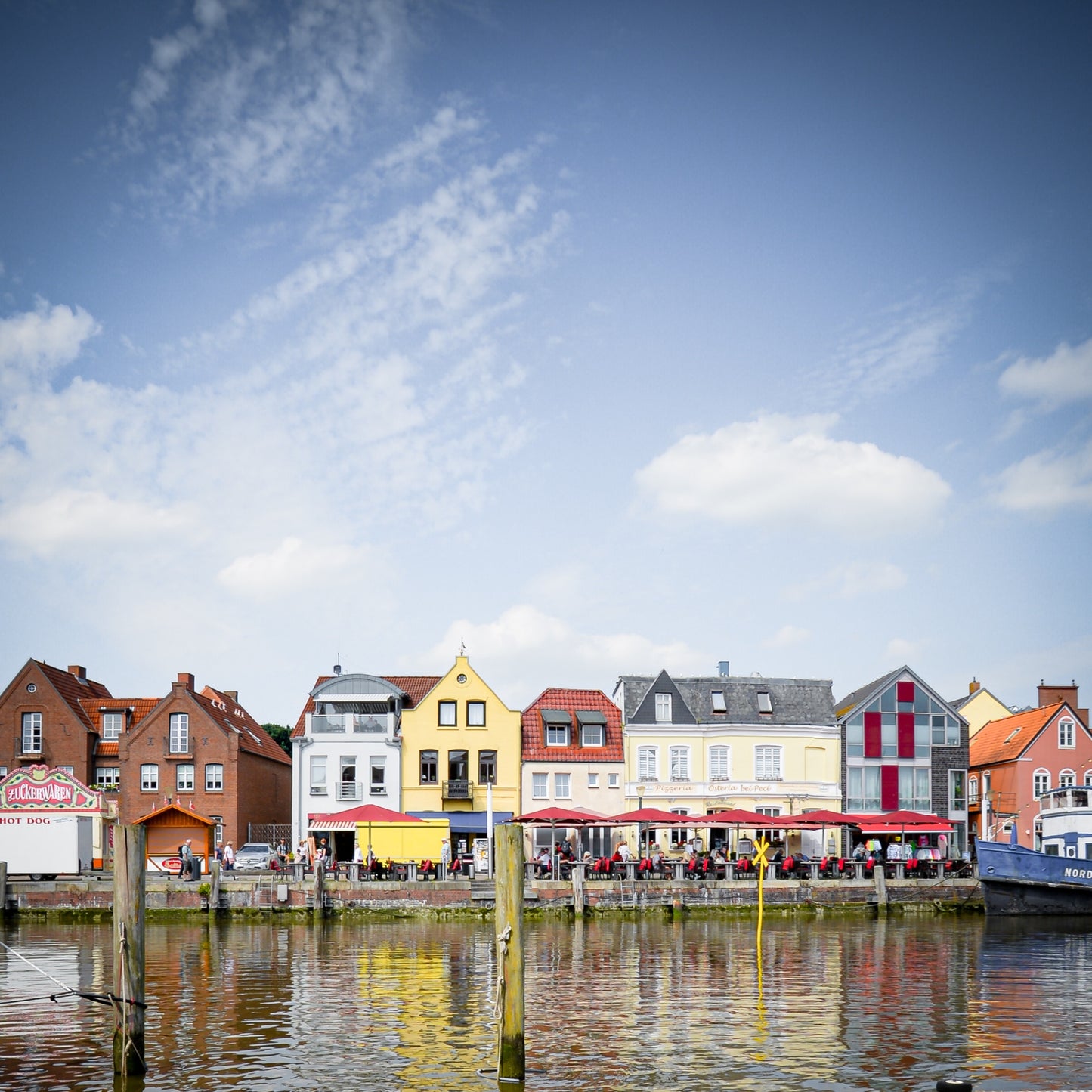Husum auf Holz - Hafenfront mit bunten Häusern