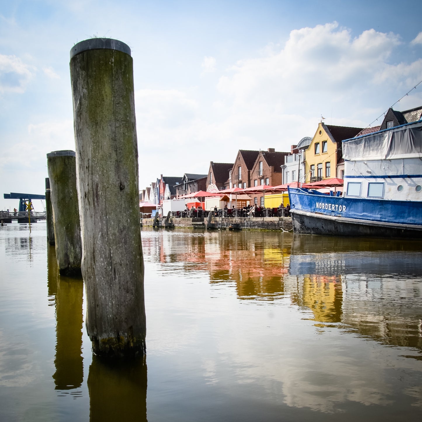 HUSUM auf Holz - Hafenpoller mit Nordertor-Spiegelung