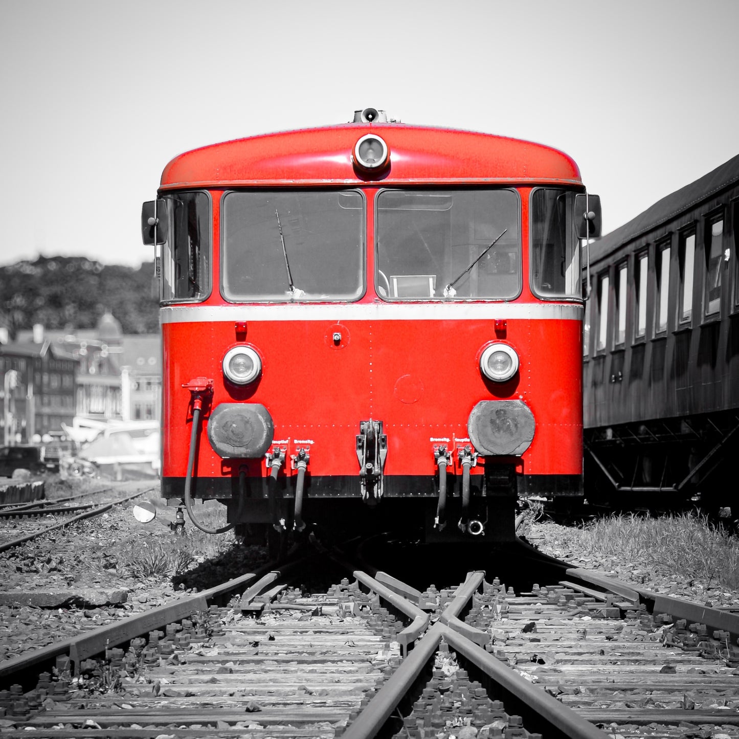 Roter Schienenbus am Hafen