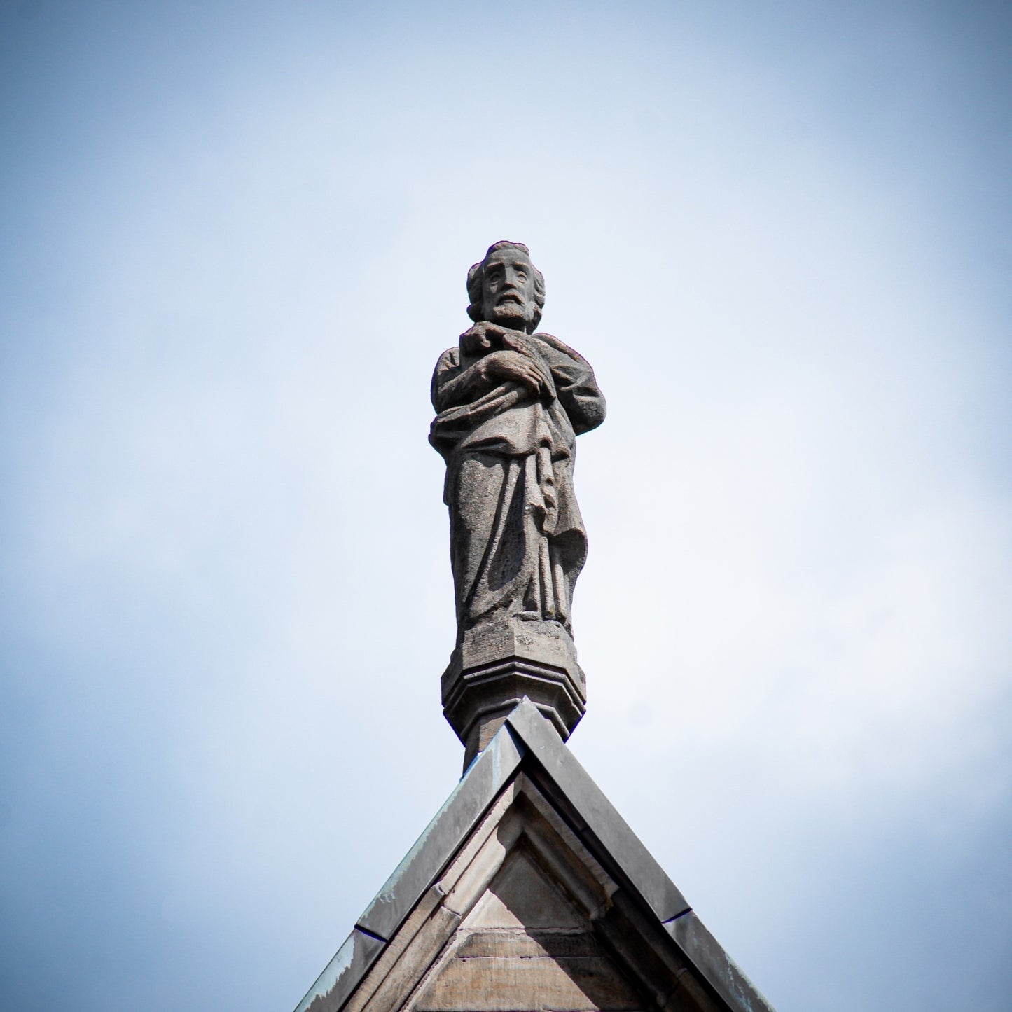 Figur auf dem Giebel