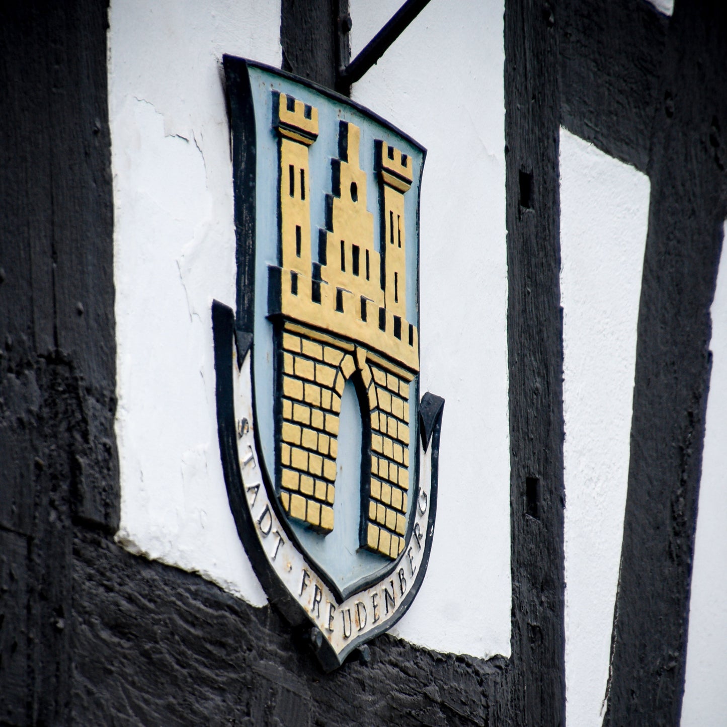 Freudenberg auf Holz - Stadtwappen am Fachwerk