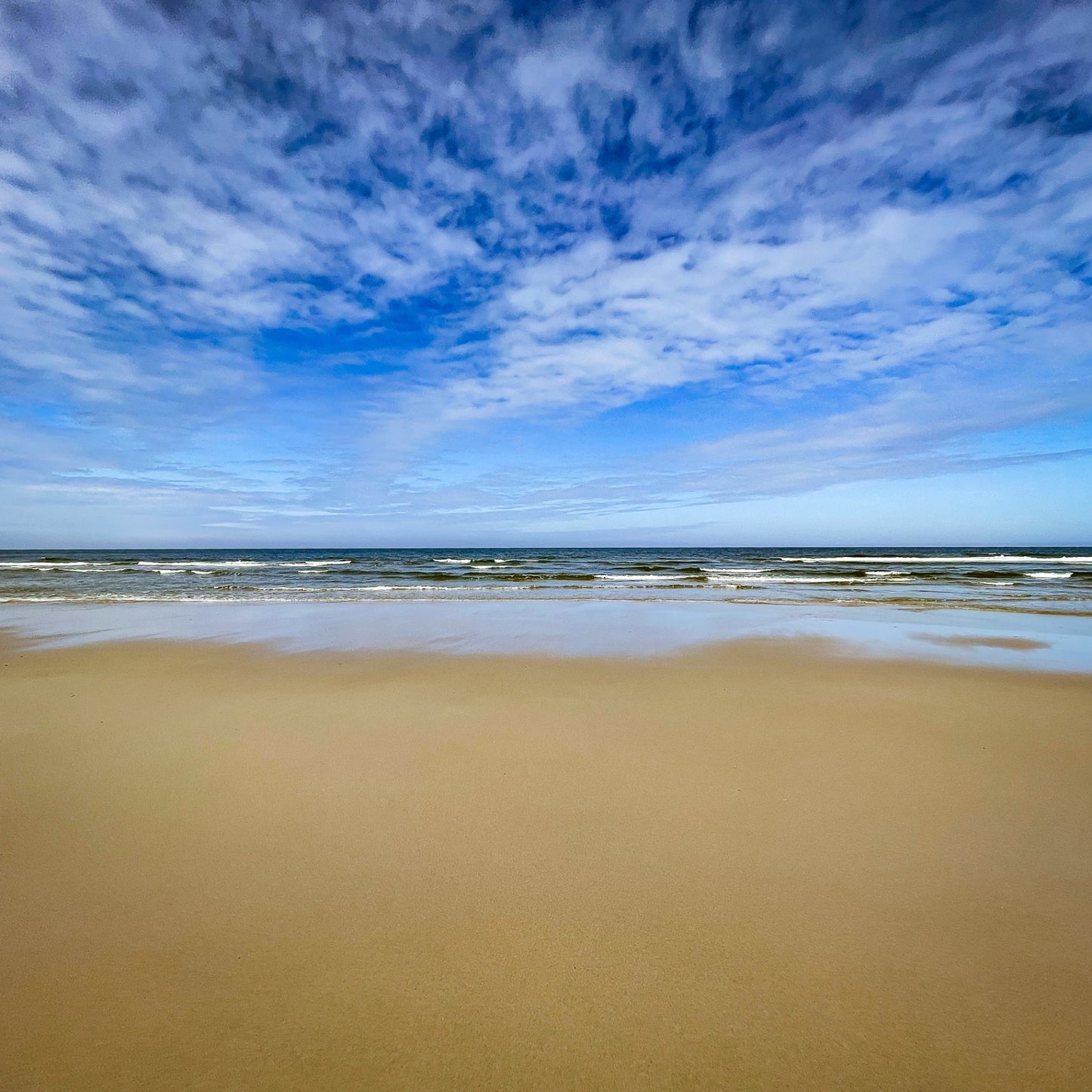 Sylt auf Holz - Strand mit Wolken