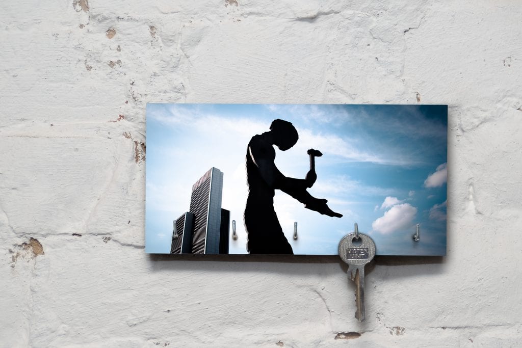 Schlüsselbrett auf Holz - Frankfurt - Hammering Man