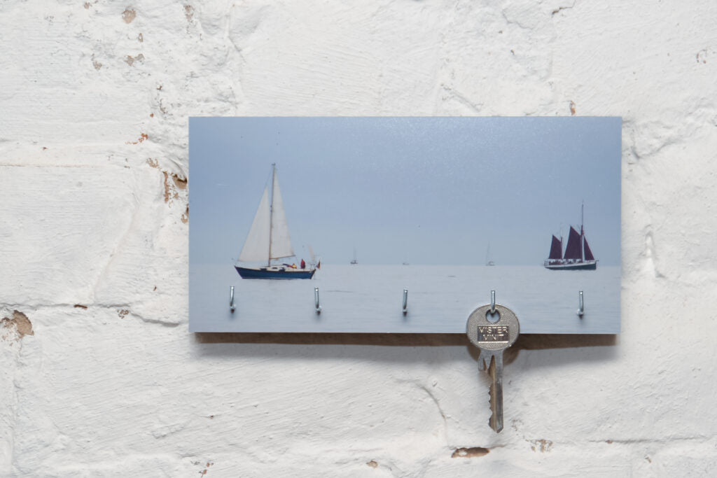 Schlüsselbrett auf Holz - Kiel - Boote