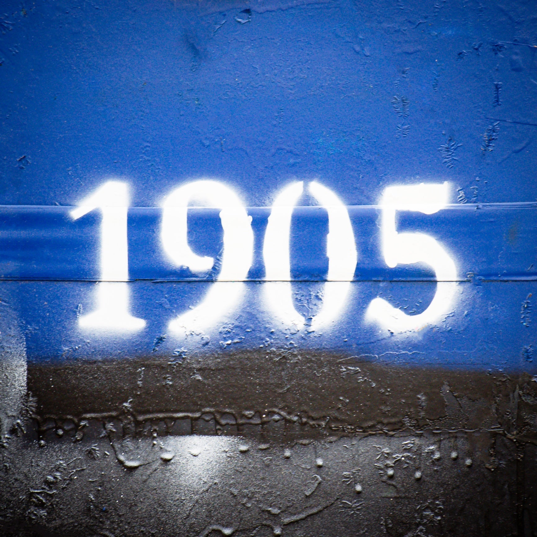 1905 Graffiti auf blauer Wand