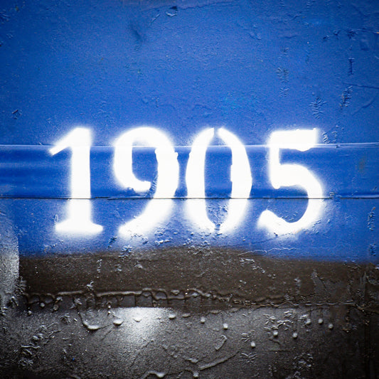 1905 Graffiti auf blauer Wand