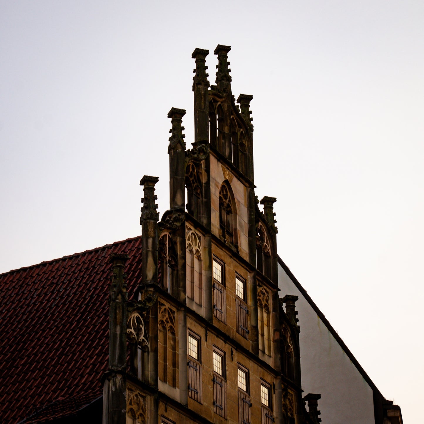 Gotische Giebelfassade Crüwell-Haus im Abendlicht