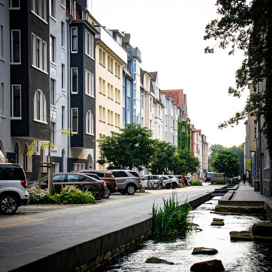 Wohnstraße mit Bachlauf – Grüne Oase in Bielefeld