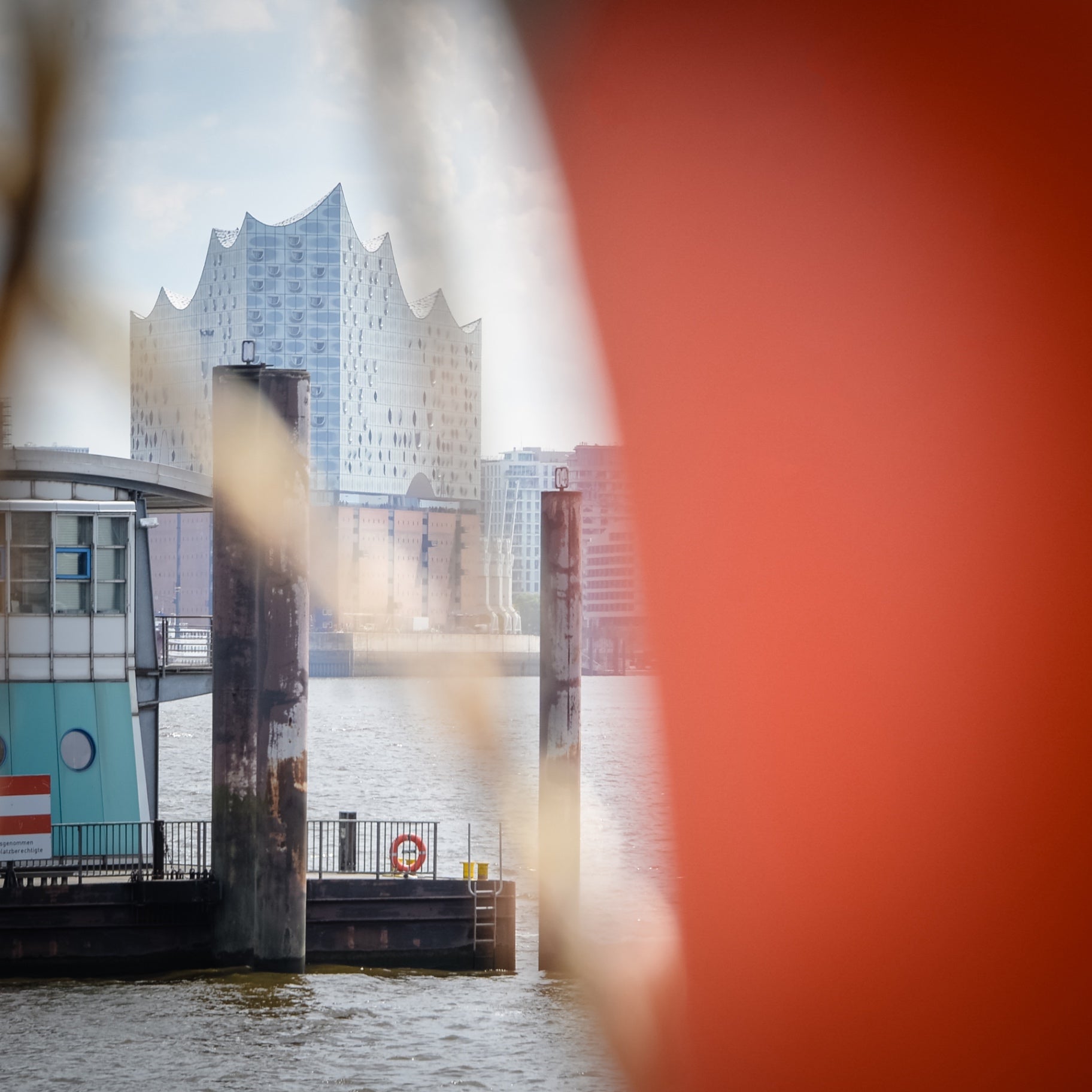 Hamburg auf Holz - Elbphilharmonie durch Poller