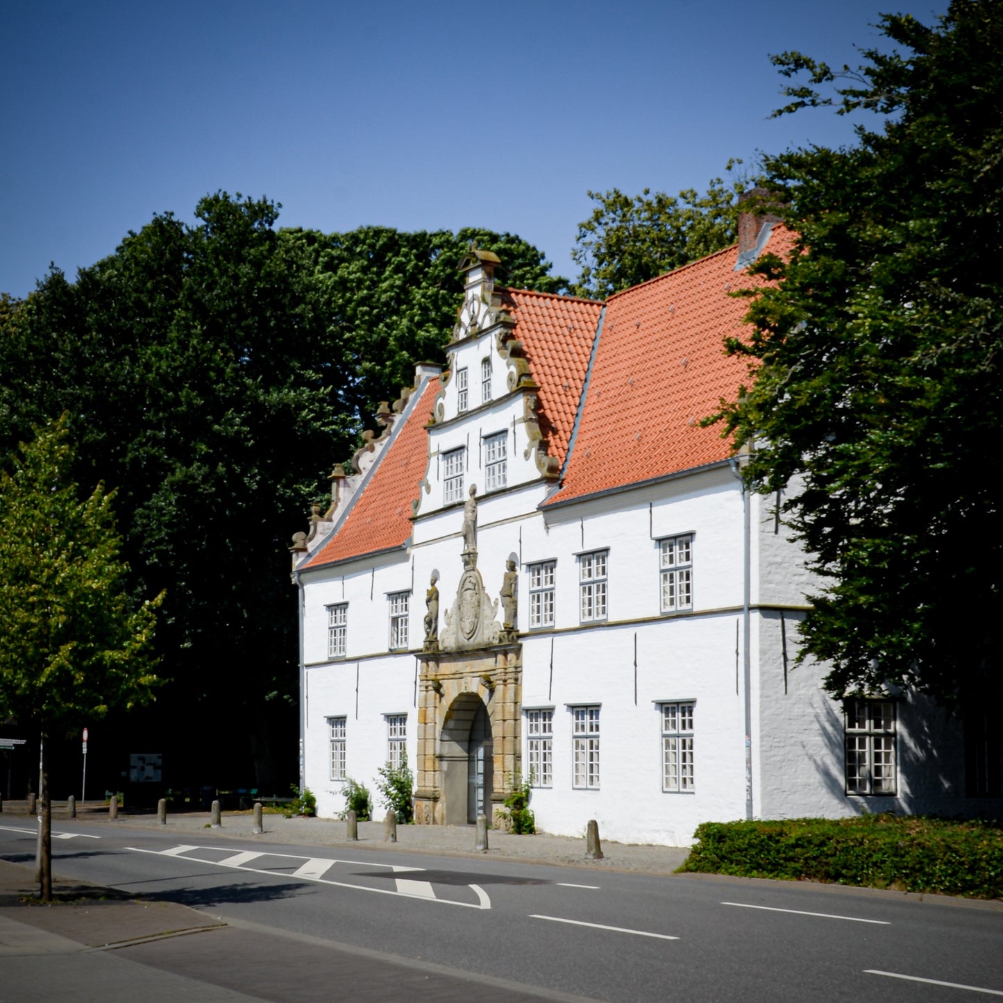 HUSUM auf Holz - Herrenhaus mit Renaissance-Portal