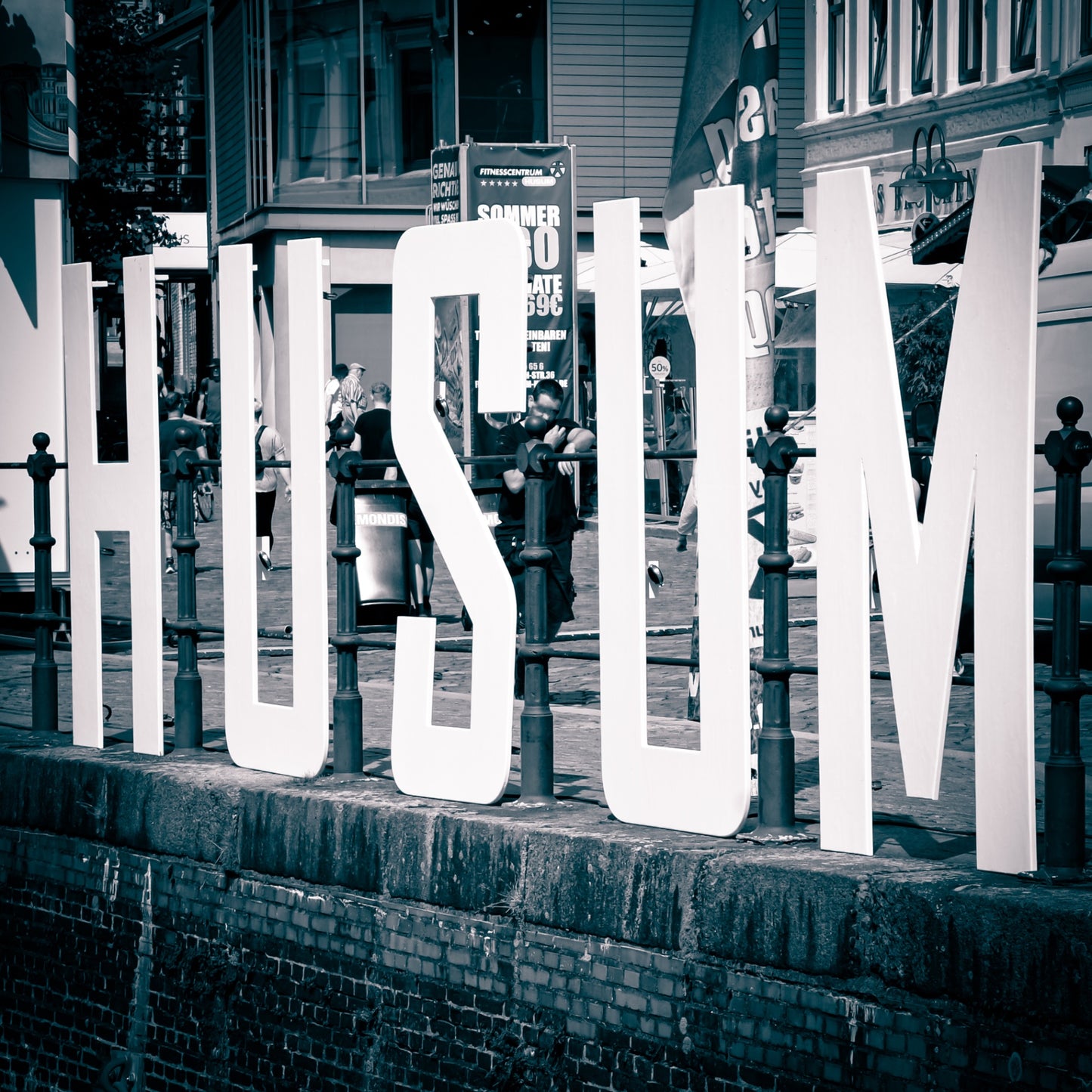 HUSUM auf Holz - HUSUM-Schriftzug am Hafen