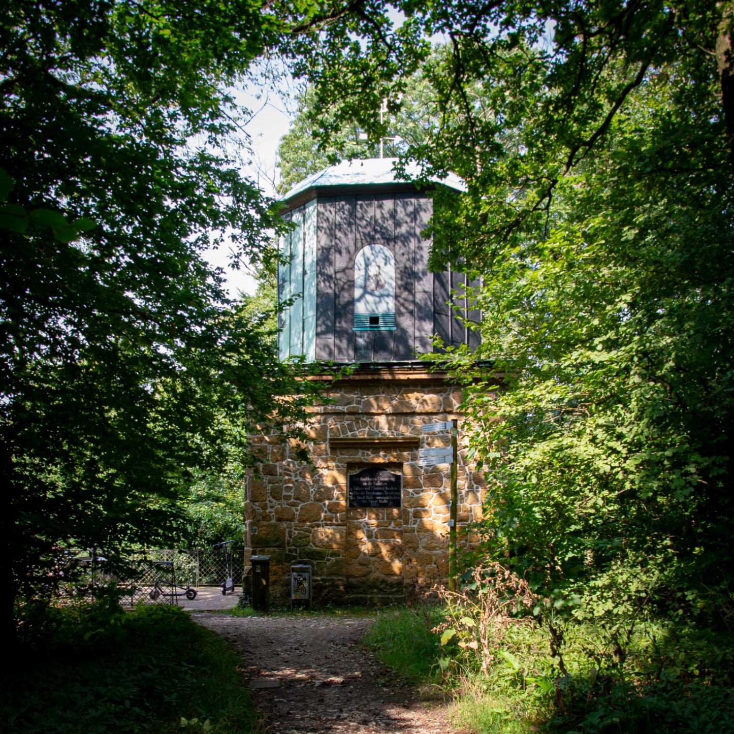Halle (Westfalen) – Storchenturm im Wald – Steinsockel mit Kupferdach