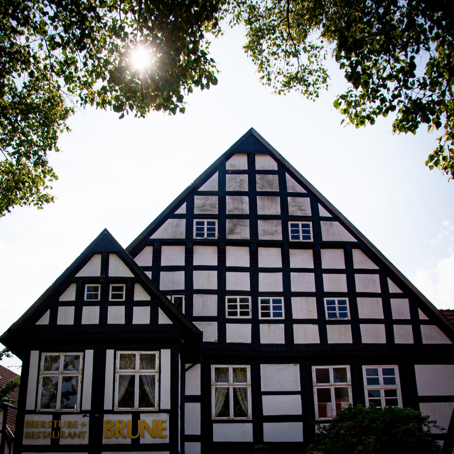 Fachwerkgiebel im Gegenlicht am Restaurant Brune