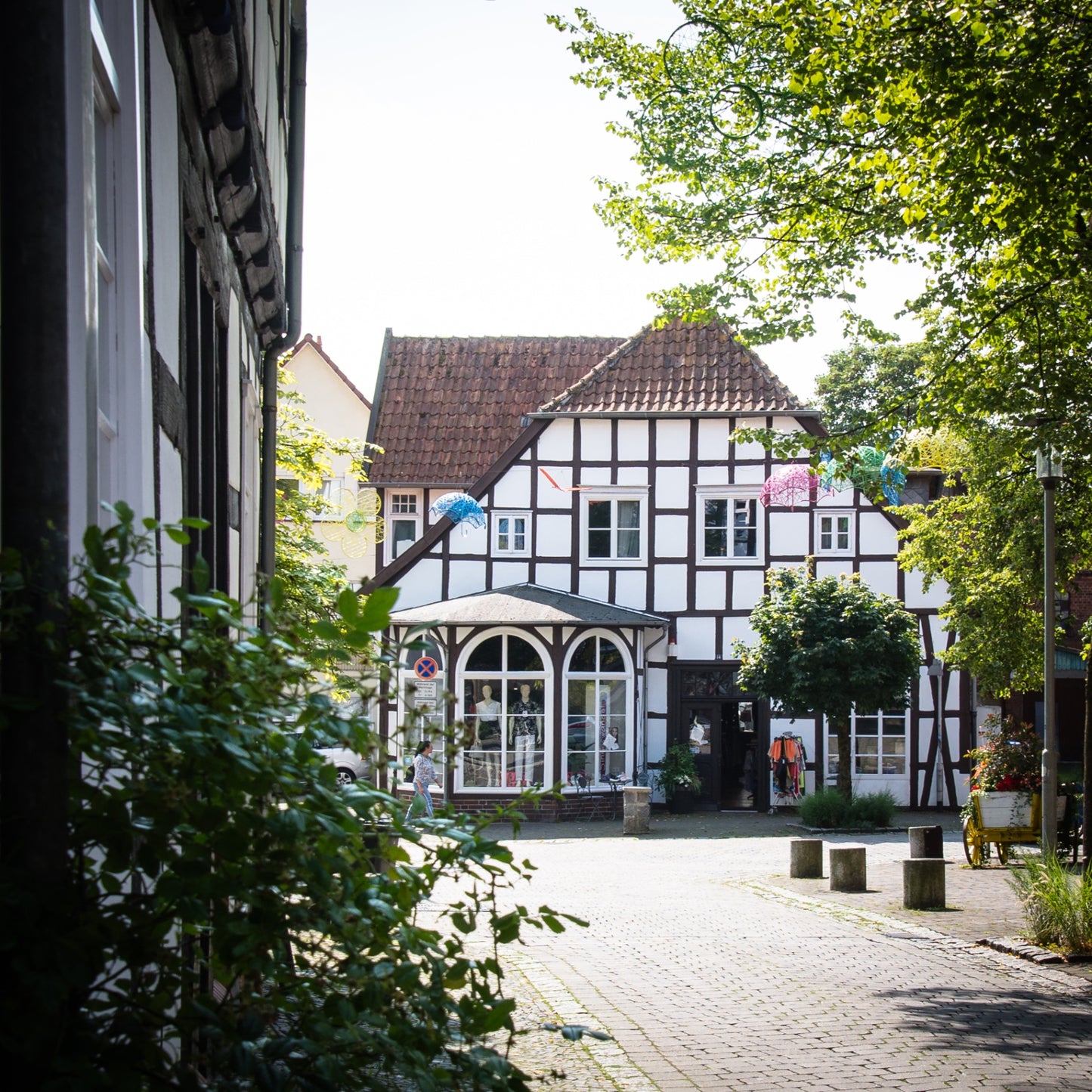 Fachwerkhaus am Kirchplatz im Sommerlicht