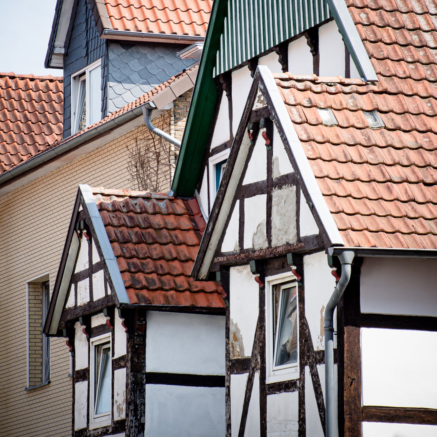 Fachwerkgiebel und Ziegeldächer im Detail