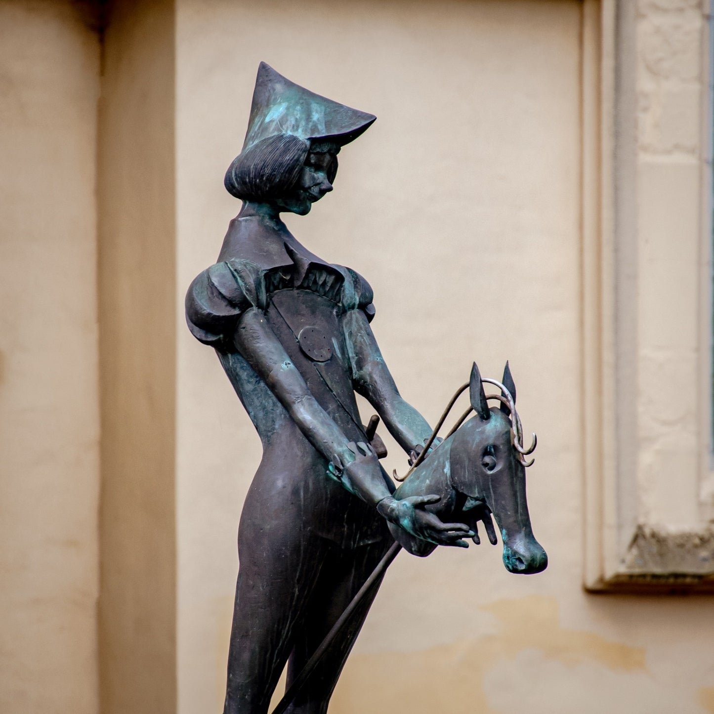 Bronzeskulptur Dame mit Pferd