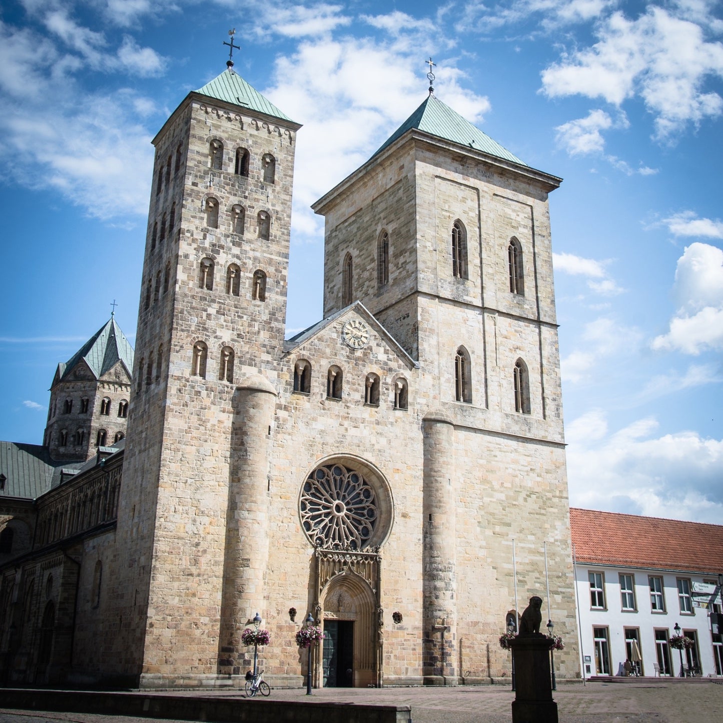 Westfassade des Osnabrücker Doms mit Rosette und Doppeltürmen
