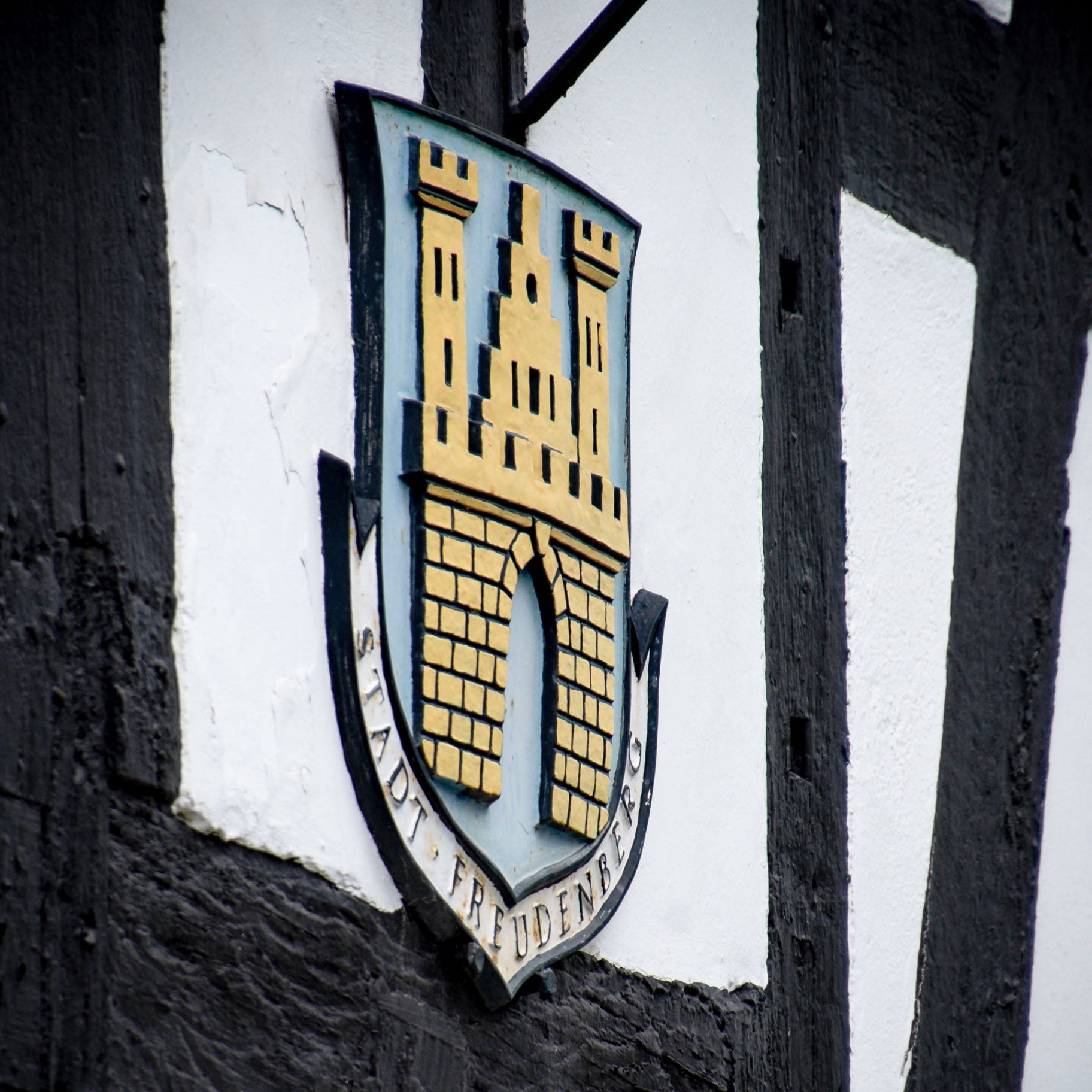 Freudenberg auf Holz - Stadtwappen am Fachwerk