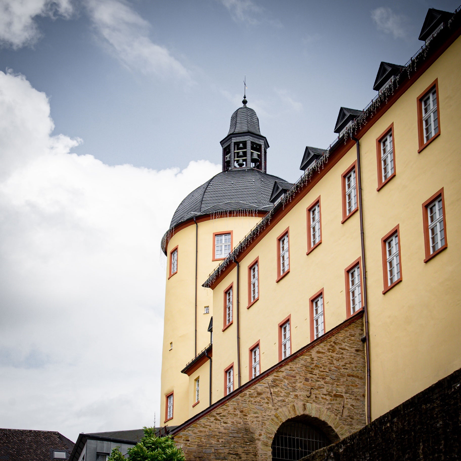 Siegen auf Holz - Oberes Schloss mit Glockenturm