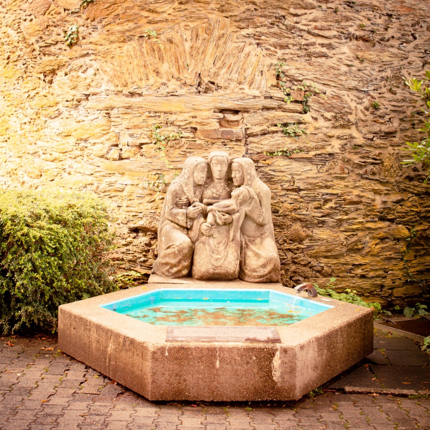 Siegen auf Holz - Brunnen mit steinerner Figurengruppe