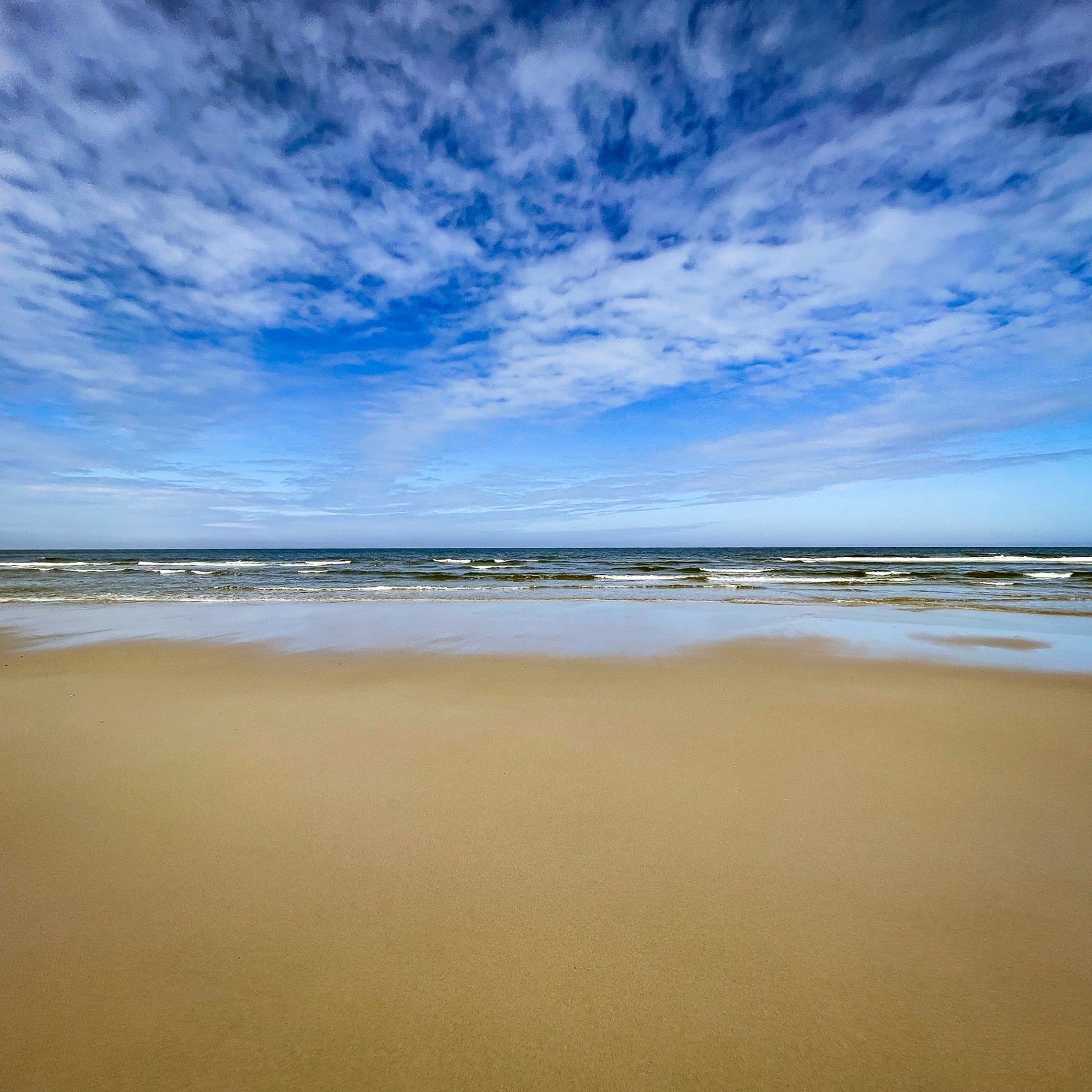 Sylt auf Holz - Strand mit Wolken