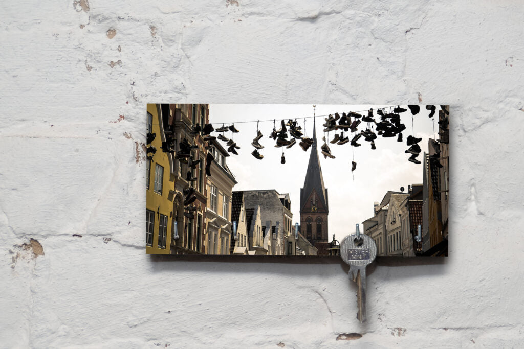 Schlüsselbrett auf Holz - Flensburg - Altstadt Turnschuhkette