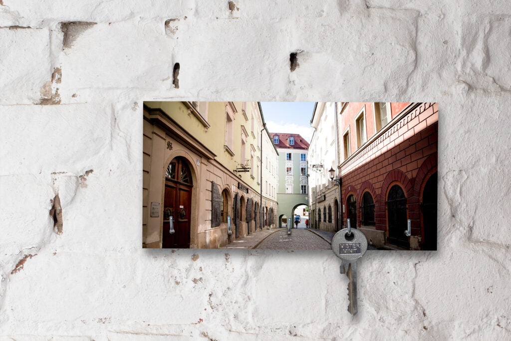 Schlüsselbrett auf Holz - Passau - Altstadt Gasse