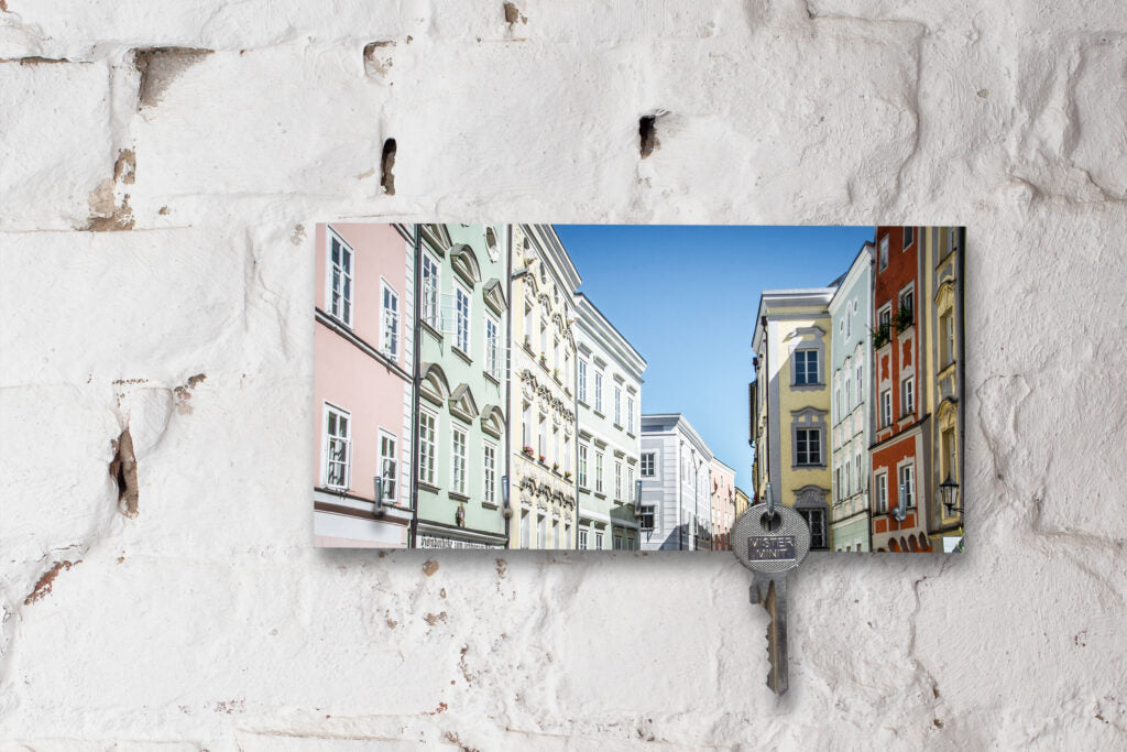 Schlüsselbrett auf Holz - Passau - Altstadtgasse